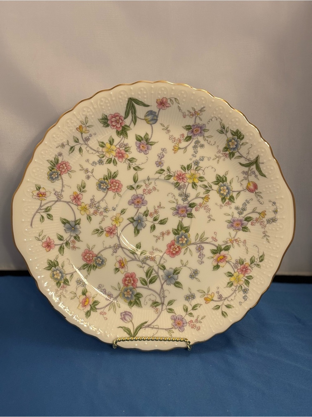 Andrea by Sadek corona pattern cake plate with a floral chintz design